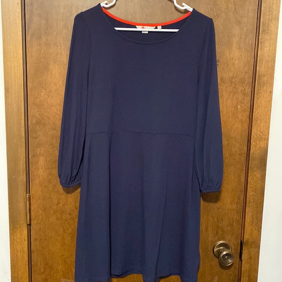 BODEN long sleeved dress. Gathered sleeve hems with slight stretch at cuffs. - Picture 3 of 10
